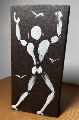 Corps blanc sur brique