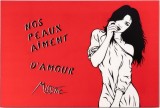 Miss Tic — Nos Peaux Aiment D’amour, figure féminine en noir et blanc sur fond rouge
